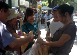 Phát miễn phí hàng trăm bánh mì để... đền ơn Đại tướng