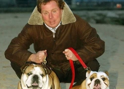 Redknapp mang&#8230; chó ra dọa cầu thủ ký hợp đồng