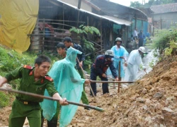 Sạt lở núi, giao thông bị chia cắt nghiêm trọng