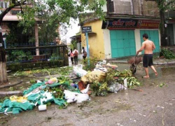 Sau bão số 10: Công nhân vệ sinh gồng mình xử lý rác