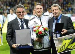 Schweinsteiger khoe giày &#8220;thửa&#8221; trong trận thứ 100 với Đức