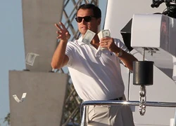 "Sói phố Wall" Leonardo DiCaprio coi tiền như rác