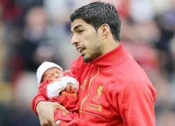 Suarez bế con trai 10 ngày tuổi ra sân