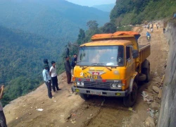 Tạm thông xe tuyến quốc lộ sạt lở trong bão số 11