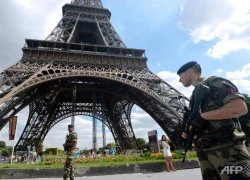 Tháp Eiffel sơ tán du khách do bị đe dọa