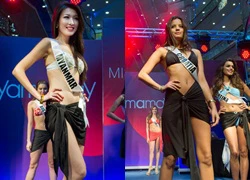 Thí sinh Hoa hậu Hoàn vũ mặc bikini sải bước trên sàn catwalk