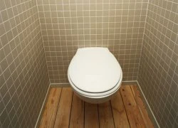 Toilet đột ngột phát nổ vào mặt