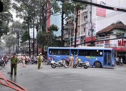 TP HCM: Nước cống tràn kèm theo dầu mỡ, lính cứu hỏa hì hục rửa