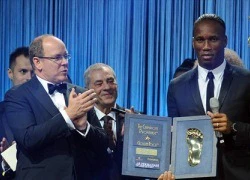 Vượt CR7, Drogba giật giải "Bàn chân Vàng 2013"