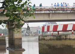 Xà lan đâm vào cầu, tài công nguy kịch, cầu rạn nứt