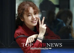 Yoon Eun Hye tạm biệt trai trẻ bằng điệu bộ dễ thương