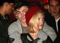 Zac Efron công khai thân mật bên người yêu mới