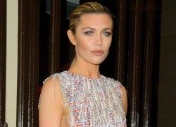 Abbey Clancy gây sốc với trang phục quốc kỳ xuyên thấu