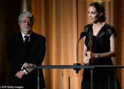 Angelina Jolie bật khóc khi nhận giải thưởng Oscar danh dự