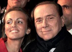 Berlusconi bí mật lên xe hoa với bồ trẻ, đáng tuổi cháu