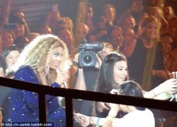 Beyonce FaceTime với fan trong khi biểu diễn