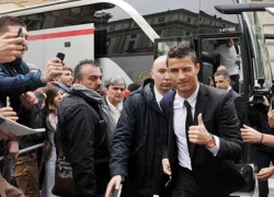 C. Ronaldo nháy mắt lém lỉnh tại Turin