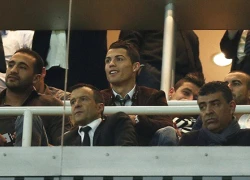 C. Ronaldo vui không kém Bale dù phải ngồi ngoài