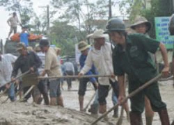 Cả ngàn người dọn bùn nơi rốn lũ