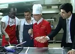 Chán đá bóng, Balotelli tìm niềm vui trong&#8230; bếp