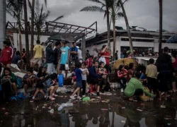 Chùm ảnh: Chờ lên máy bay di tản khỏi Tacloban