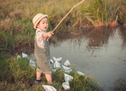 Con trai Lý Hải tung tăng trên đồng cỏ