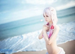 Cosplay người đẹp quyến rũ trước biển cả