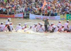 Đang thi đấu, 4 ghe ngo bất ngờ bị chìm