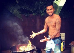 Dani Alves trổ tài làm bếp