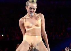 Điểm lại BST thời trang "mặc như không mặc" của Miley Cyrus