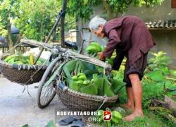 Đôi chân trần 85 tuổi, hàng ngày đạp xe 50km bán "niềm vui"