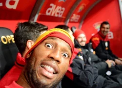 Drogba cướp máy ảnh chụp tự sướng