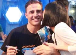 Fan nữ nồng nhiệt hôn Cannavaro