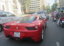 Ferrari 458 Italia màu đỏ và vàng trên phố Sài Gòn