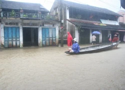 Hàng ngàn ngôi nhà vẫn ngập sâu trong nước lũ