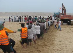 Hàng trăm người kéo tàu cá mắc cạn vào bờ an toàn