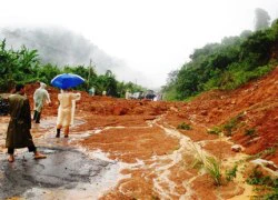 Hàng trăm người mắc kẹt ở tuyến đường Nha Trang - Đà Lạt do sạt lở