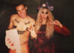 Harry Styles (1D) gần như khỏa thân hóa trang thành Miley Cyrus