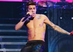 Justin Bieber giẫm lên quốc kỳ Argentina gây phẫn nộ