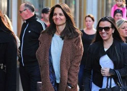 Katie Holmes rạng rỡ với mặt mộc sau chuyến bay dài