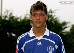 Kiểu tóc nghịch ngợm và bướng bỉnh của Ozil