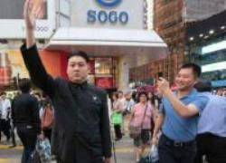 "Kim Jong-un" tạo dáng trên đường phố Hong Kong