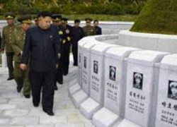 Kim Jong-un viếng mộ 30 người lính chết bí ẩn