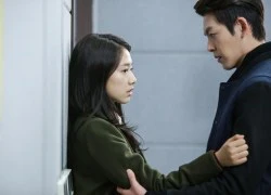 Kim Woo Bin ngang nhiên dồn Park Shin Hye vào sát tường