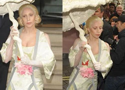 Lady Gaga đột nhiên "nhu mì" với ô khổng lồ trong ngày Halloween