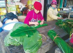 Làng bánh chưng quanh năm đỏ lửa