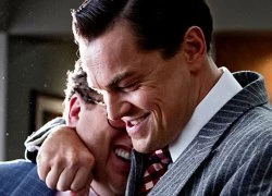 Leonardo DiCaprio cười tí tởn ôm chặt trai già