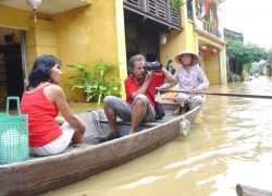 Lũ lớn, du khách tham quan Hội An vẫn tăng