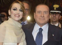 Mặc tin đồn đồng tính, Silvio Berlusconi kết hôn lần 3