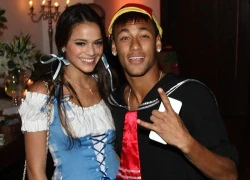 Mải vui với bạn, Neymar sắp mất bồ?